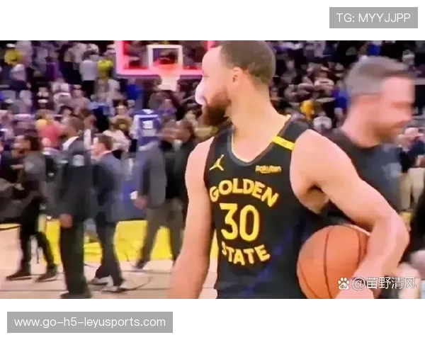库里倒下？科尔发出严厉警告，库里让科尔捂头的一球